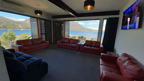 Hobart Waterfront Luxury Retreat - Accommodation Resorts 3