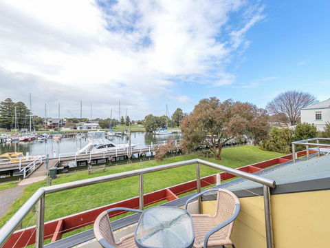 JOHANSSON'S PERCH No. 1 - Accommodation Resorts 3