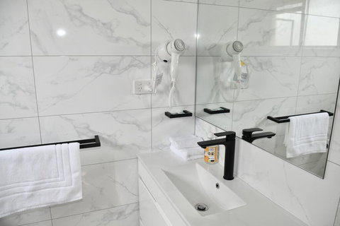 Lakeside Inn - Accommodation Resorts 1