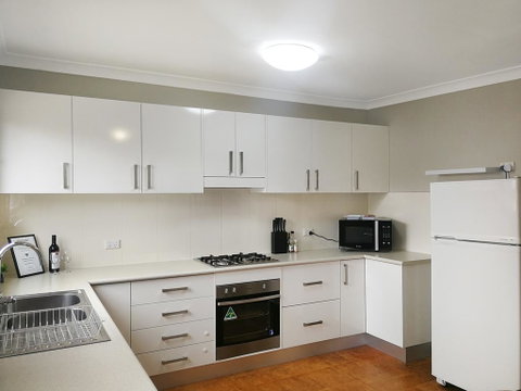 Large 5-Bedroom House With Wifi & Netflix Close To Taronga Western Plains Zoo - Accommodation Resorts 0