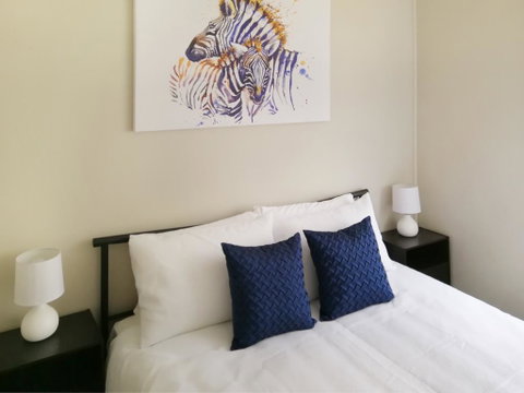 Large 5-Bedroom House With Wifi & Netflix Close To Taronga Western Plains Zoo - Accommodation Resorts 2