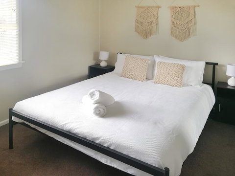 Large 5-Bedroom House With Wifi & Netflix Close To Taronga Western Plains Zoo - Accommodation Resorts 3