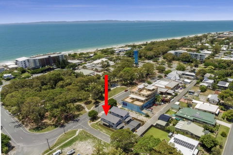 LAVISH BEACH HOUSE ON THE SURF SIDE! - Accommodation Resorts 0