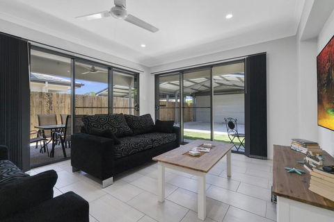 LAVISH BEACH HOUSE ON THE SURF SIDE! - Accommodation Resorts 2