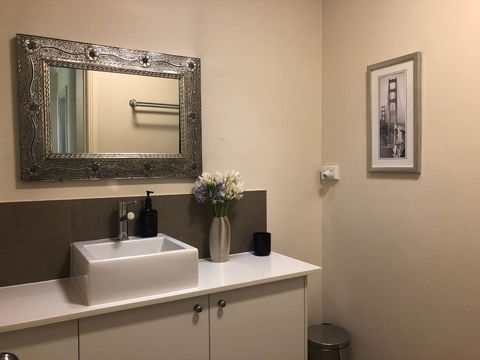 Luxury Room 15mins From Wagga's CBD - Accommodation Resorts 1