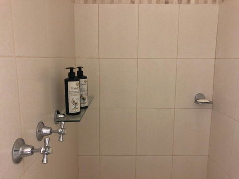 Luxury Room 15mins From Wagga's CBD - Accommodation Resorts 2