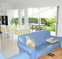 MODERN 3 BEDROOM APARTMENT IN TRADITIONAL QUEENSLANDER  PATIO LEAFY YARD POOL - Accommodation Resorts