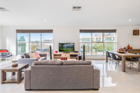 Modern Unit With Balconies Near Melbourne Airport - Accommodation Resorts 0