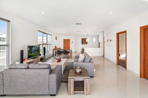 Modern Unit With Balconies Near Melbourne Airport - Accommodation Resorts 2