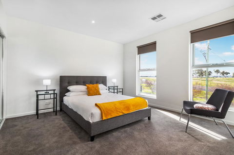 Modern Unit With Balconies Near Melbourne Airport - Accommodation Resorts 1