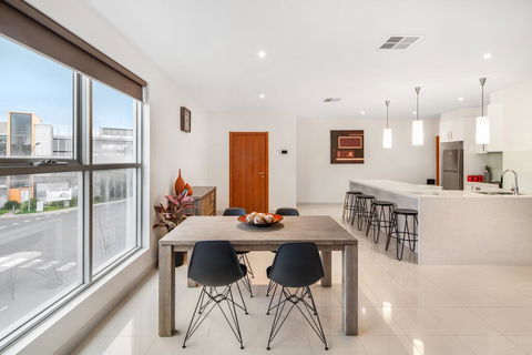 Modern Unit With Balconies Near Melbourne Airport - Accommodation Resorts 3