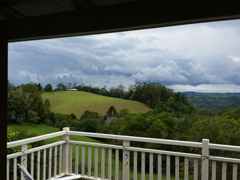 Montville House On The Hill - Accommodation Resorts 3