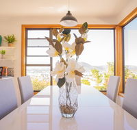 Moonah House-10 mins to CBD  MONA 4BR 2 BATH great view park 3 cars sleep 11 king bed en-suite - Accommodation Resorts