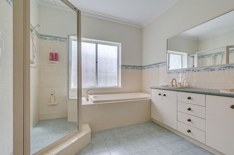 Serpentine Rose - Accommodation Resorts 12