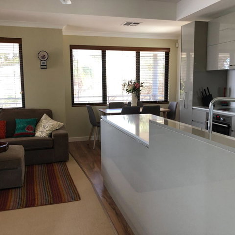 Mullaloo Beachfront Retreat - Accommodation Resorts 4