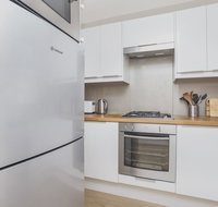 Gorgeous 26 1 bed designer fitout perfect location - Accommodation Resorts