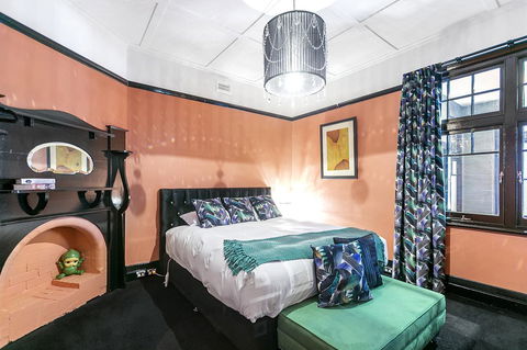 Insomnia On Elizabeth - Accommodation Resorts 2