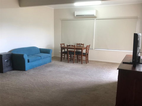 O'Shea's Royal Hotel - Accommodation Resorts 1