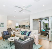 Park Avenue Townhouse Retreat Brisbane Sleeps 10 - Accommodation Resorts