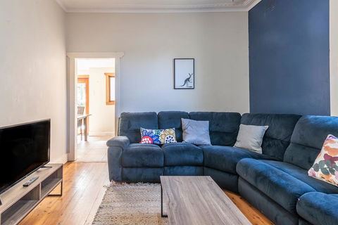 PET FRIENDLY FAMILY HOME WILLOUGHBY - Accommodation Resorts 3