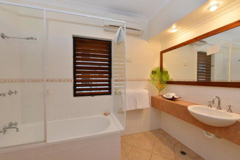 Poolside @ Hibiscus - Accommodation Resorts 3