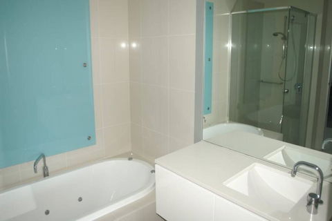 Q1 1 Bedroom Apartment On 30th Floor - Accommodation Resorts 2