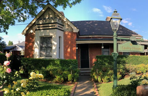 QUILTY HOUSE (Formerly Beethovens) - Accommodation Resorts 2