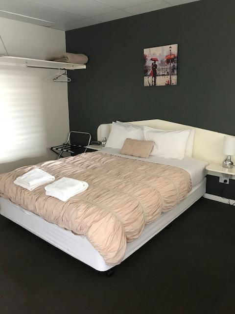 RAILWAY HOTEL MOTEL - Accommodation Resorts 3