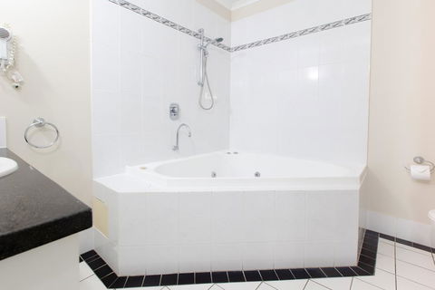 REGAL 32 APARTMENT - SPA BATH - Macrossan St - Accommodation Resorts 2