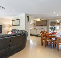 RELAXED COASTAL GETAWAY // MOMENTS TO WATERFRONT - Accommodation Resorts