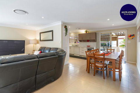 RELAXED COASTAL GETAWAY // MOMENTS TO WATERFRONT - Accommodation Resorts 0