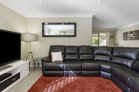 RELAXED COASTAL GETAWAY // MOMENTS TO WATERFRONT - Accommodation Resorts 3