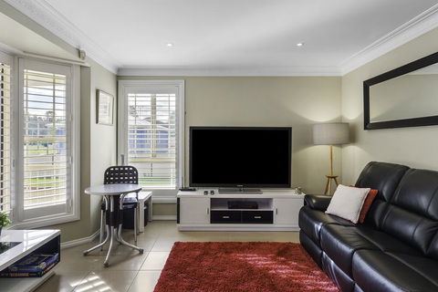 RELAXED COASTAL GETAWAY // MOMENTS TO WATERFRONT - Accommodation Resorts 2
