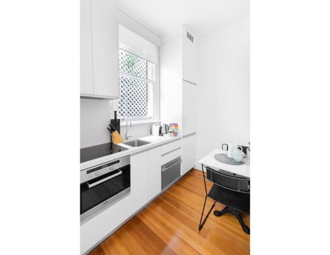 Renovated Studio In Bohemian Area Close To City - Accommodation Resorts 3