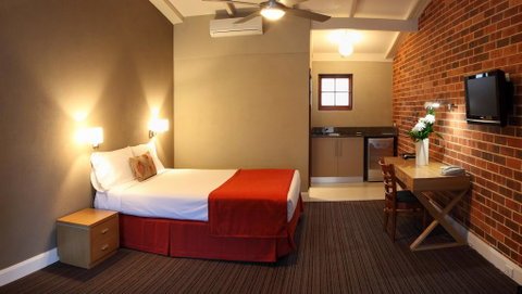 Rose & Crown Hotel - Accommodation Resorts 1