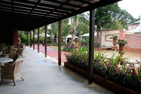 Rose & Crown Hotel - Accommodation Resorts 3