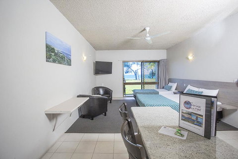 Sarina Beach Motel - Accommodation Resorts 3