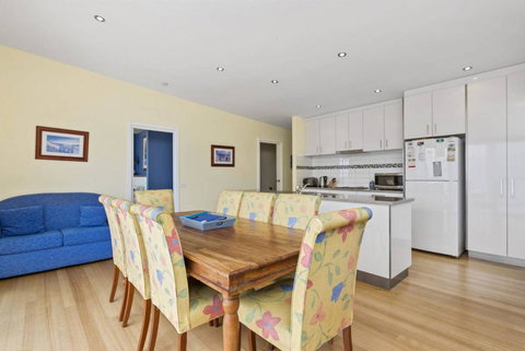 SEA SPECTACULAR - Seconds From The Beach! - Accommodation Resorts 3