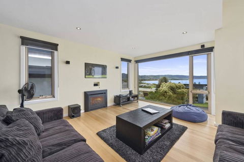 SEA SPECTACULAR - Seconds From The Beach! - Accommodation Resorts 2