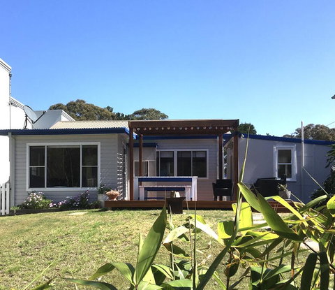 Shellharbour Beach Cottage - Walk Onto Patrolled Beach With Flags In Summer - Accommodation Resorts 1