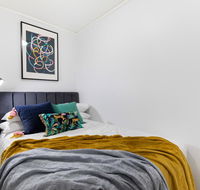 Sleek modern apartment close to everything - Accommodation Resorts