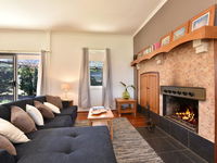 Somerville Wines Farmstay in Broke super cute house on working farm. Walk for miles.