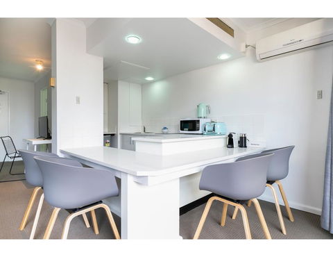 Striking And Super Convenient Studio With Balcony - Accommodation Resorts 1