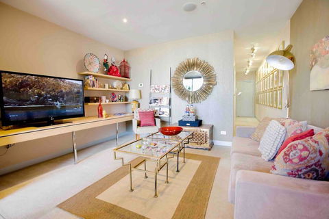 Stylish 1 Bedroom Apartment Amazing City Views - Accommodation Resorts 2