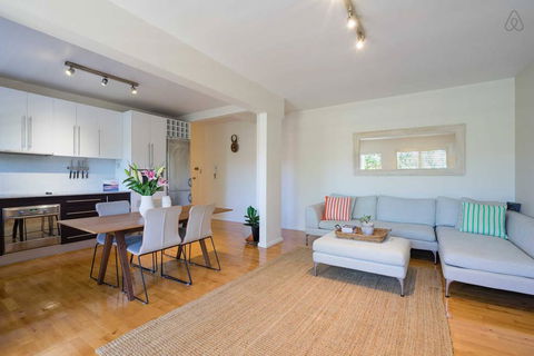 Stylish And Spacious Beach Apartment - Accommodation Resorts 0