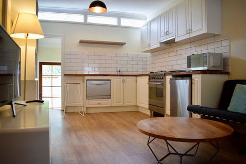 Stylish Cute Cottage In McMahons Point - Accommodation Resorts 1