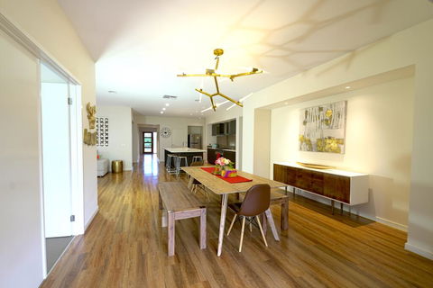 Stylish Luxe House For Big Group Near Shopping Center - Accommodation Resorts 0