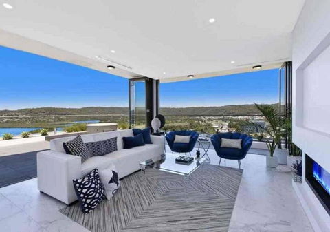 Stylish Penthouse With Views & Jacuzzi - Accommodation Resorts 0
