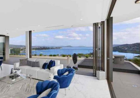 Stylish Penthouse With Views & Jacuzzi - Accommodation Resorts 1