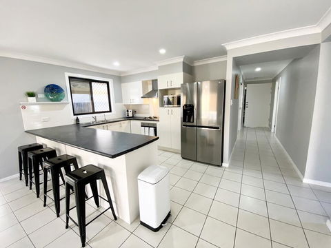 STYLISH RESIDENCE, LARGE PRIVATE YARD - CLOSE TO DREAMWORLD - Accommodation Resorts 3